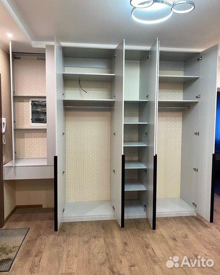 Книжный шкаф