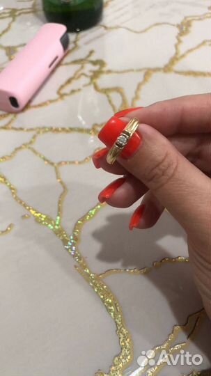 Кольцо с бриллиантом