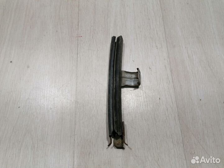 Направляющая стекла Nissan almera classic B10 Лев