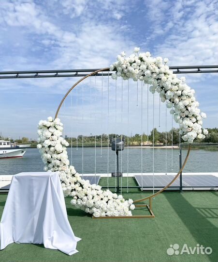 Фотозона с шарами, цветами