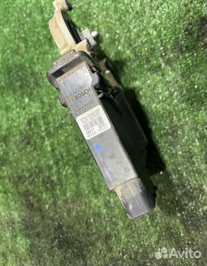 Моторчик стеклоподьемника левый Golf 4