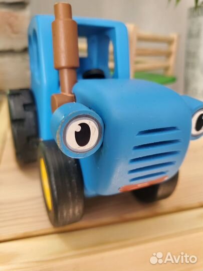 Синий трактор деревянный