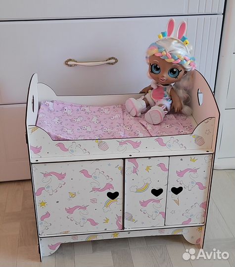 Кукла и кровать