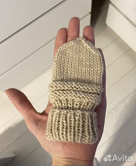 Вязаный набор для малыша (шапка варежки манишка)