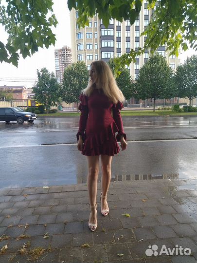 Платье нарядное 44