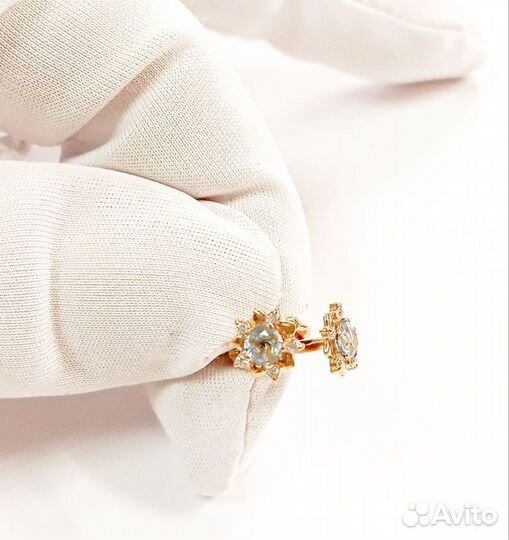 Золотые серьги с камнем