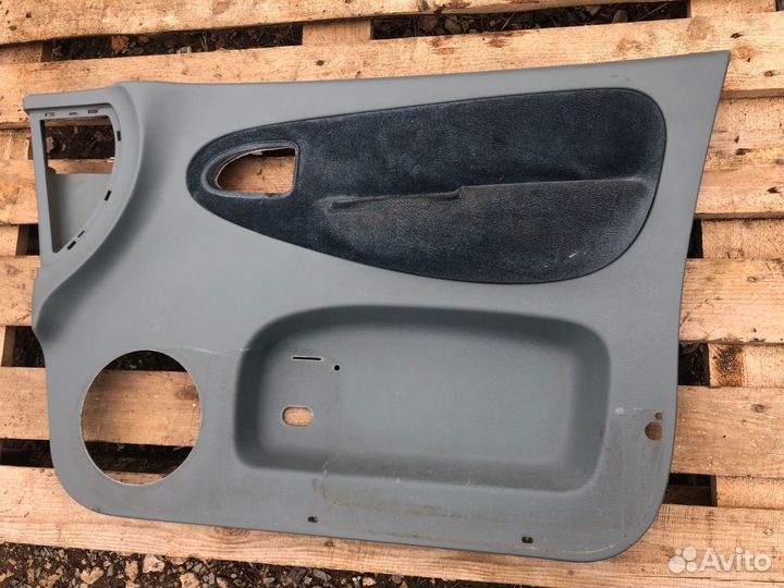 Обшивка двери передняя правая Renault Scenic