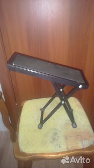 Регулируемая стойка для игры на гитаре