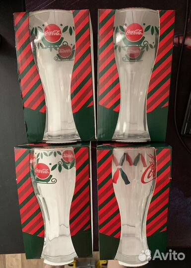 Стаканы Coca cola и елочные игрушки