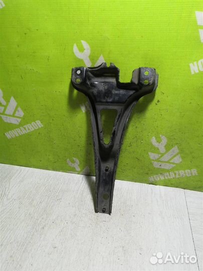 Кронштейн замка капота Фольксваген Гольф 4 Бора