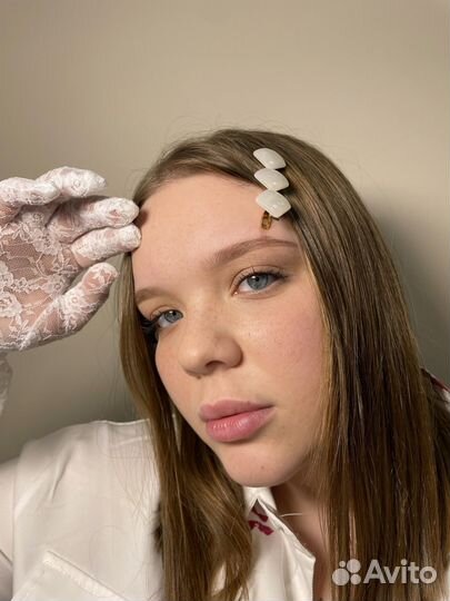 Модель на брови