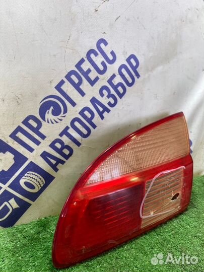 Фонарь задний правый Toyota Avensis универсал 1.8
