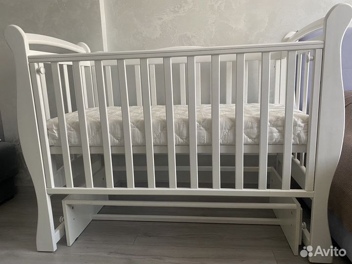 Детская кровать с маятником