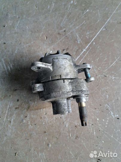 Натяжитель ремня на Mercedes W203