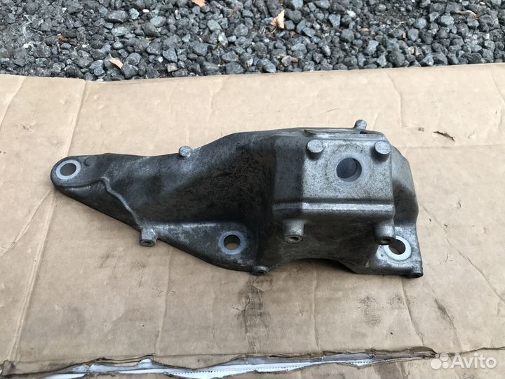 Кронштейн двигателя правый BMW 5 F10 535iX N55