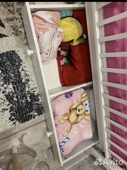 Детская кроватка с маятником и ящиком