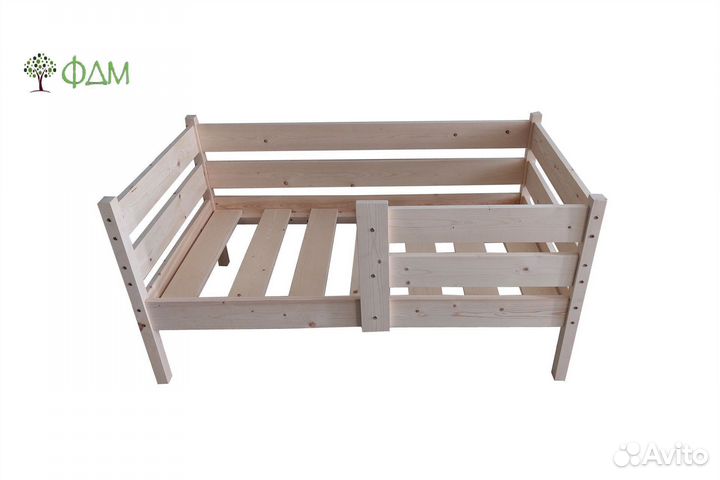 Детская кроватьиз массива с бортиком