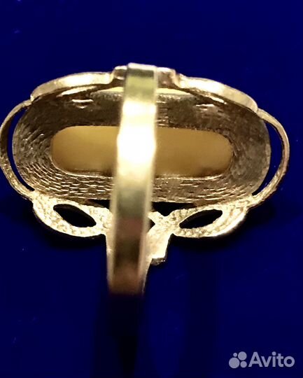 Перстень с белым янтарем