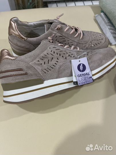 Кроссовки женские