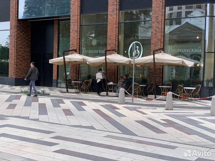 Большой летний зонт для кафе и ресторана