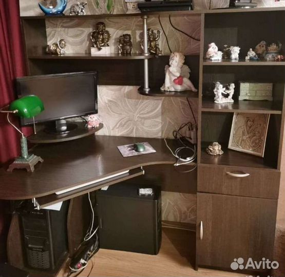 Компьютерный стол со стеллаж ом и стулом