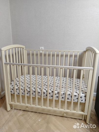 Детская кроватка с маятником и ящиком