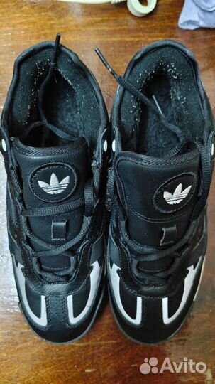 Продам две пары кроссовок,новое