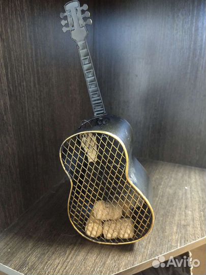 Гитара- контейнер под винные пробки