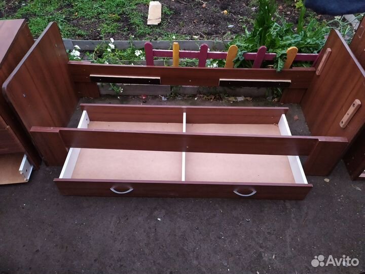 Детская кроватка с маятником и ящиком