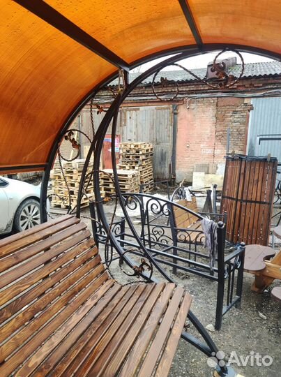 Качель дачная с крышей