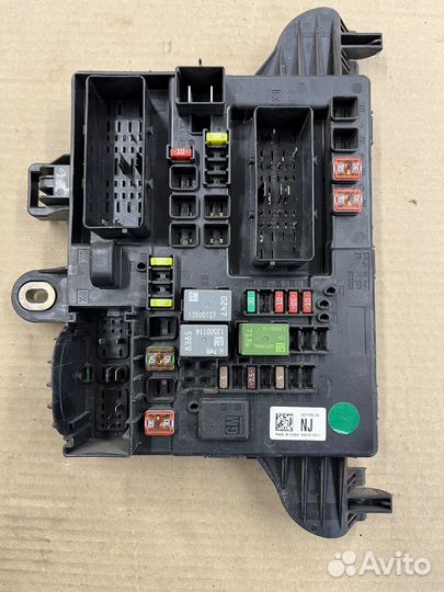 Блок предохранителей багажника Опель Инсигния
