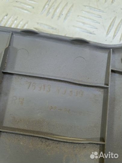 Обшивка стойки центральной правой Nissan Np300