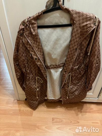 Куртка и пакет вещей