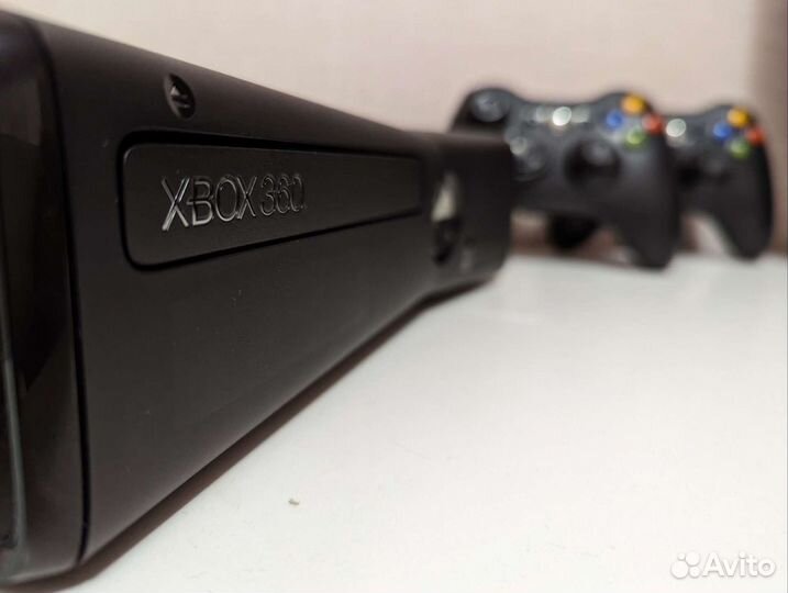 Xbox 360 FreeBoot прошит + 2 геймпада + игры