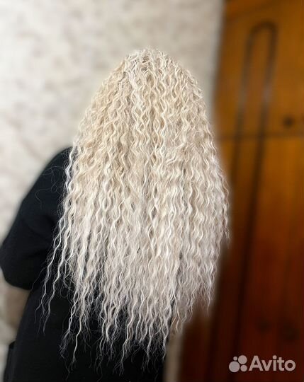 Модель на афрокудри