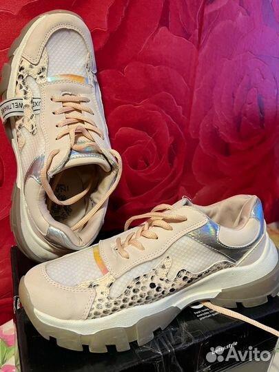 Кроссовки женские