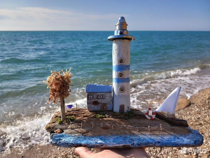 Дрифтвуд берег и маяк с домом