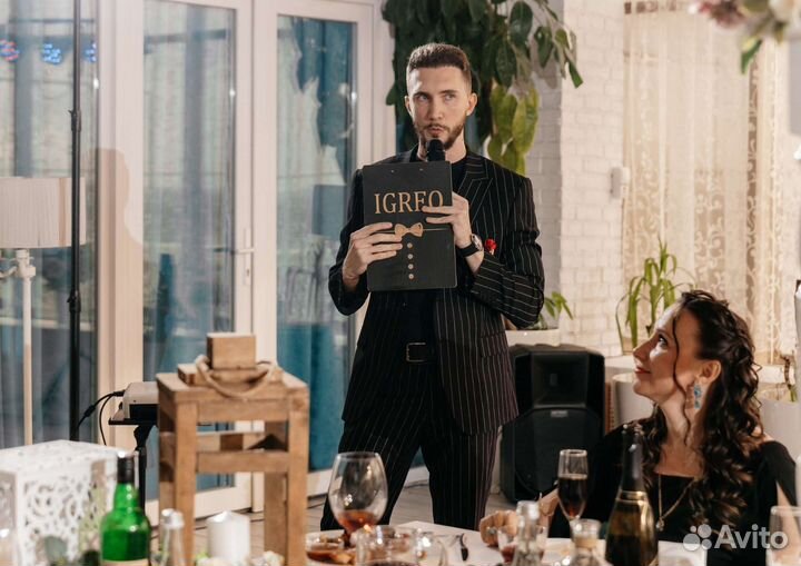 Ведущий с диджеем