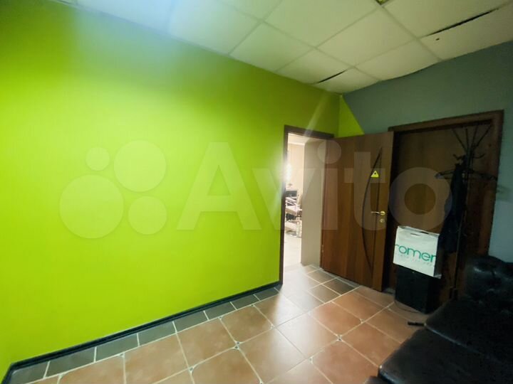 Торгово-офисное помещение с водой в центре