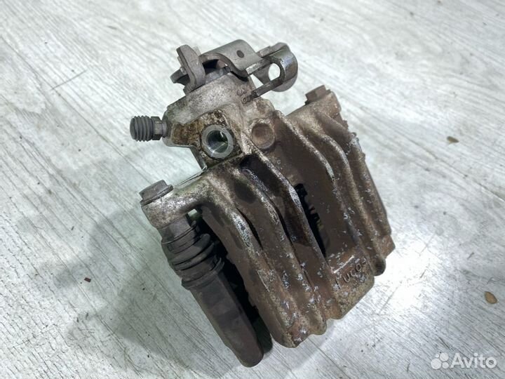 Суппорт задний левый Audi A1 8X CAX 1.4 2011