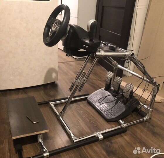 Игровой руль thrustmaster с педалями и стойкой