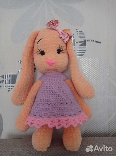 Плюшевый заяц вязаный