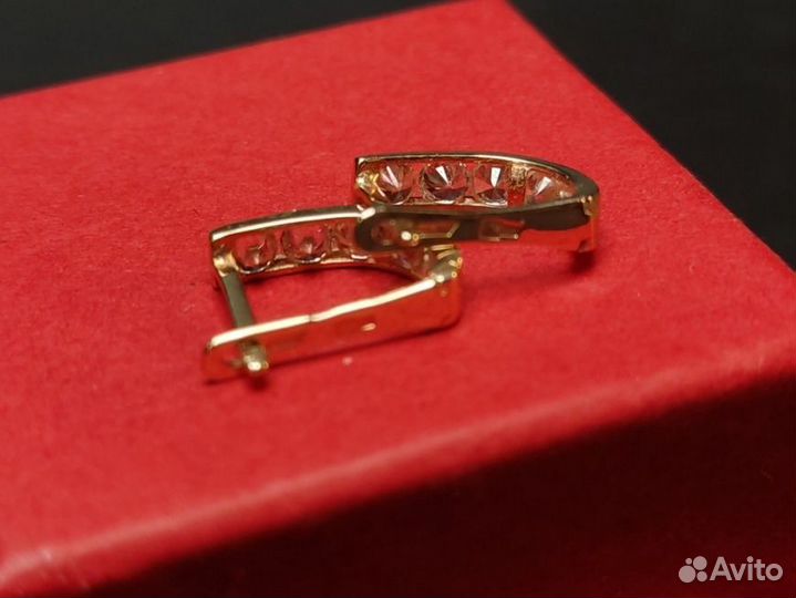 Золотые серьги 585 пробы массой 0.98 грамм