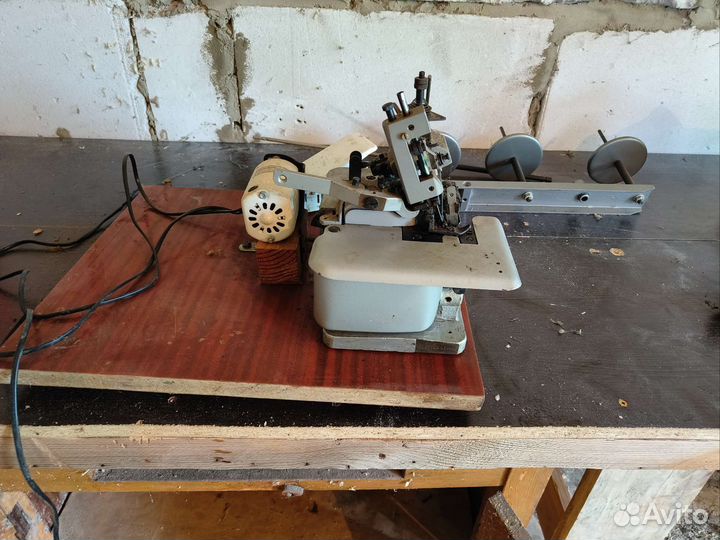 Швейная машинка оверлок
