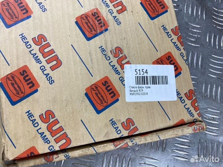 Стекло фары правое Renault R19