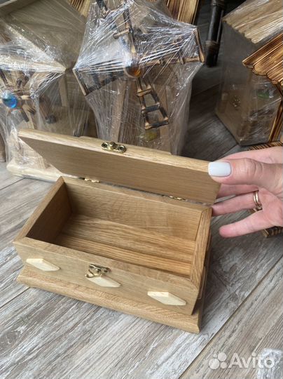 Деревянная шкатулка