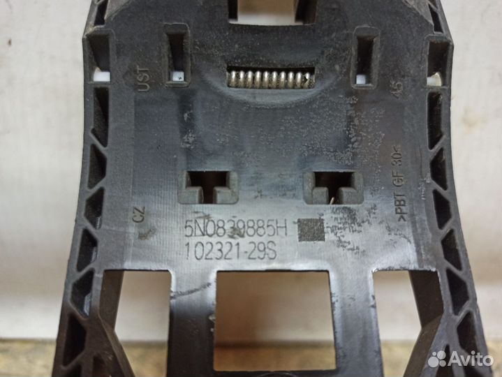 Кронштейн ручки задний правый VW Tiguan 2