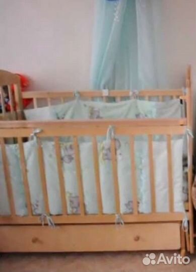 Детская кроватка с поперечным маятником