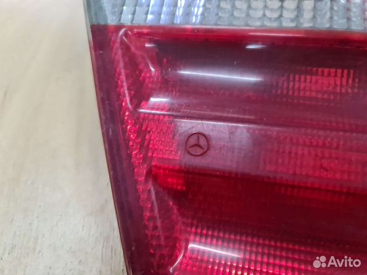 Задний внутренний фонарь левый Mercedes W210 рест