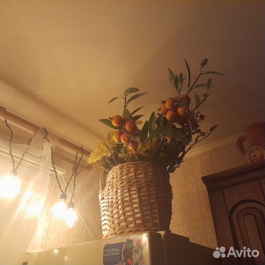 Корзина с букетом искусственных цветов
